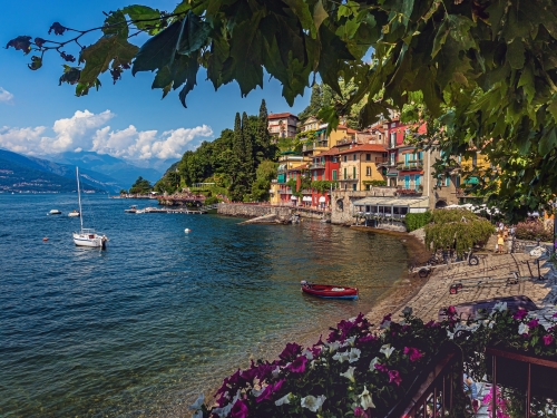 Riva del paese di Varenna con affaccio sul Lago di Como