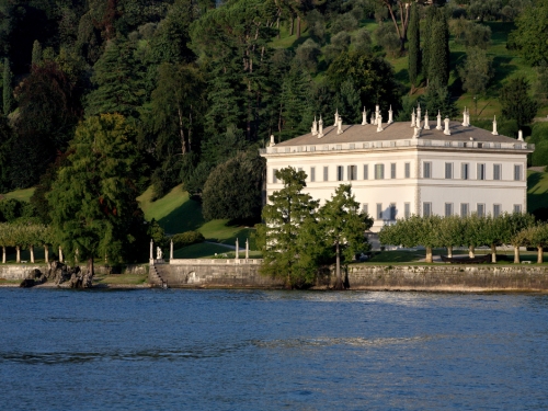 Villa Melzi d'Eril circordata da bosci con affaccio su Lago di Como