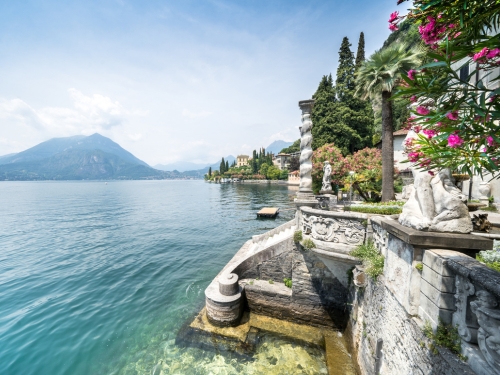 Villa Monastero con scalinata su Lago di Como