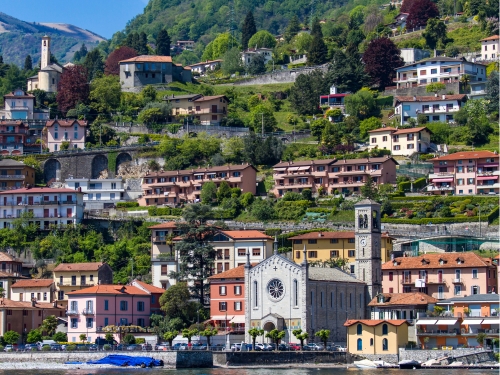 Paese di Argegno con chiesa dei Santi Trinità in primo piano, Argegno