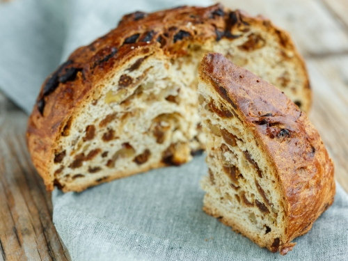 Fette del dolce bisciola con noci e uvette