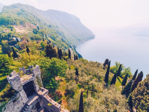 Castello di Vezio con affaccio lungo la costa del Lago di Como, Varenna