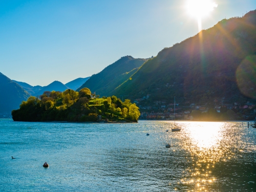 Isola Comacina sul Lago di Como illuminata dal riflesso del sole, Brienno