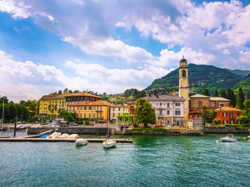 Visuale di giorno della città di Cernobbio lungo la costa vista dal lago di Como