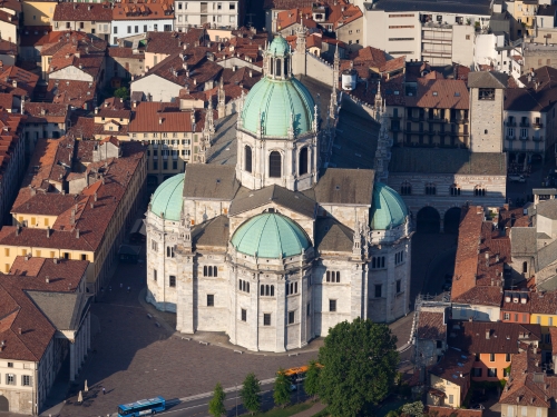 Duomo di Como con cupole azzurre vista dall'alto