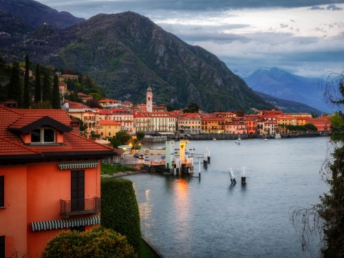 Visuale della città di Menaggio lungo la costa del lago di Como 