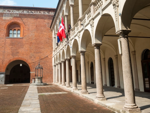 Palazzo Broletto visto dall'interno con cortile e con archi in primo piano sulla destra