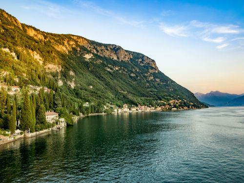 Boschi che circondano le coste del lago di Como