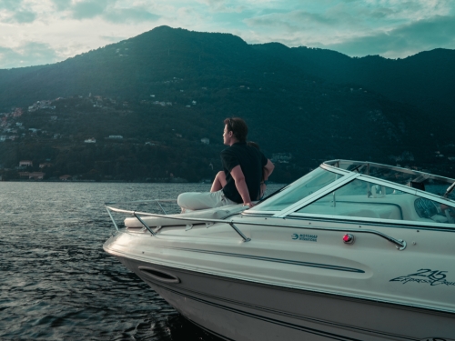 Turisti mentre si godono un tour in barca sul lago di Como organizzato da Lario Como Boat