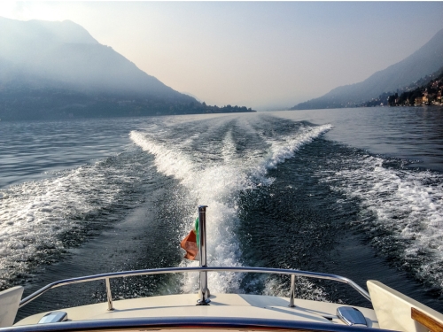 Barca che naviga lungo il Lago di Como.