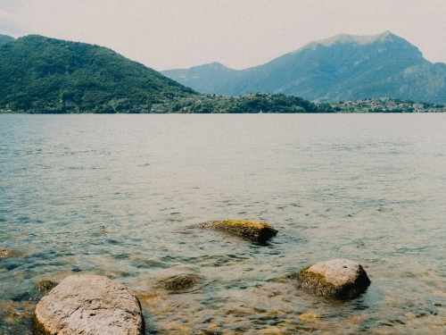 Riva della spiaggia di Lierna su lago di Como.