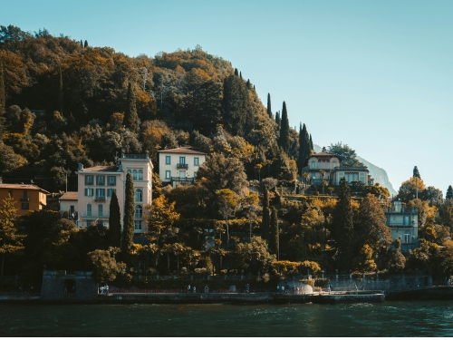 Città di Varenna vista dalle sponde del lago di Como.