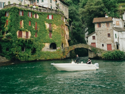 Persone che si gode un tour in baco sul Lago di Como.