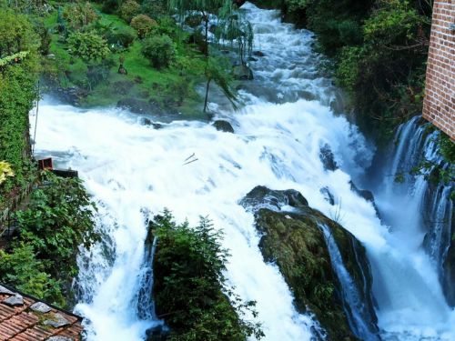 Vista spettacolare della cascata all'orrido del nesso
