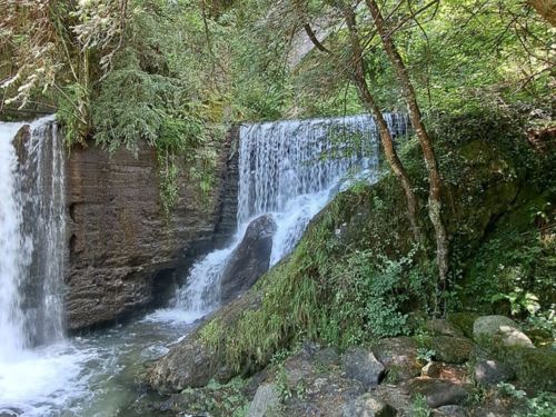 Bellissima visuale della cascata all'orrido della val sanagra