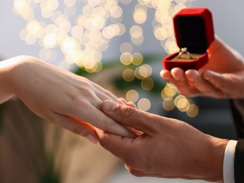 Immagine che raffigura una proposta di matrimonio con un anello