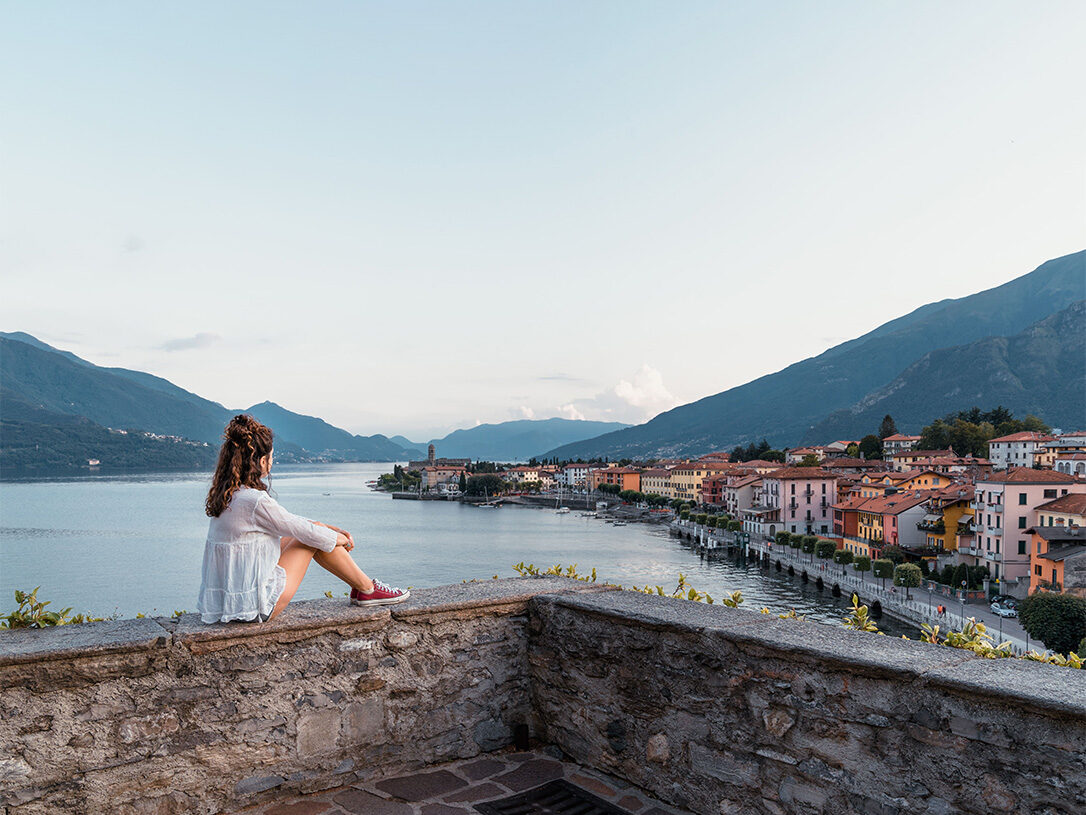 immagine che raffigura una ragazza che guarda il lago di Como