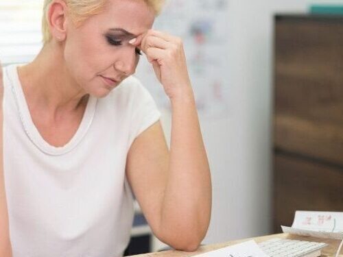 immagine che raffigura una donna pensierosa