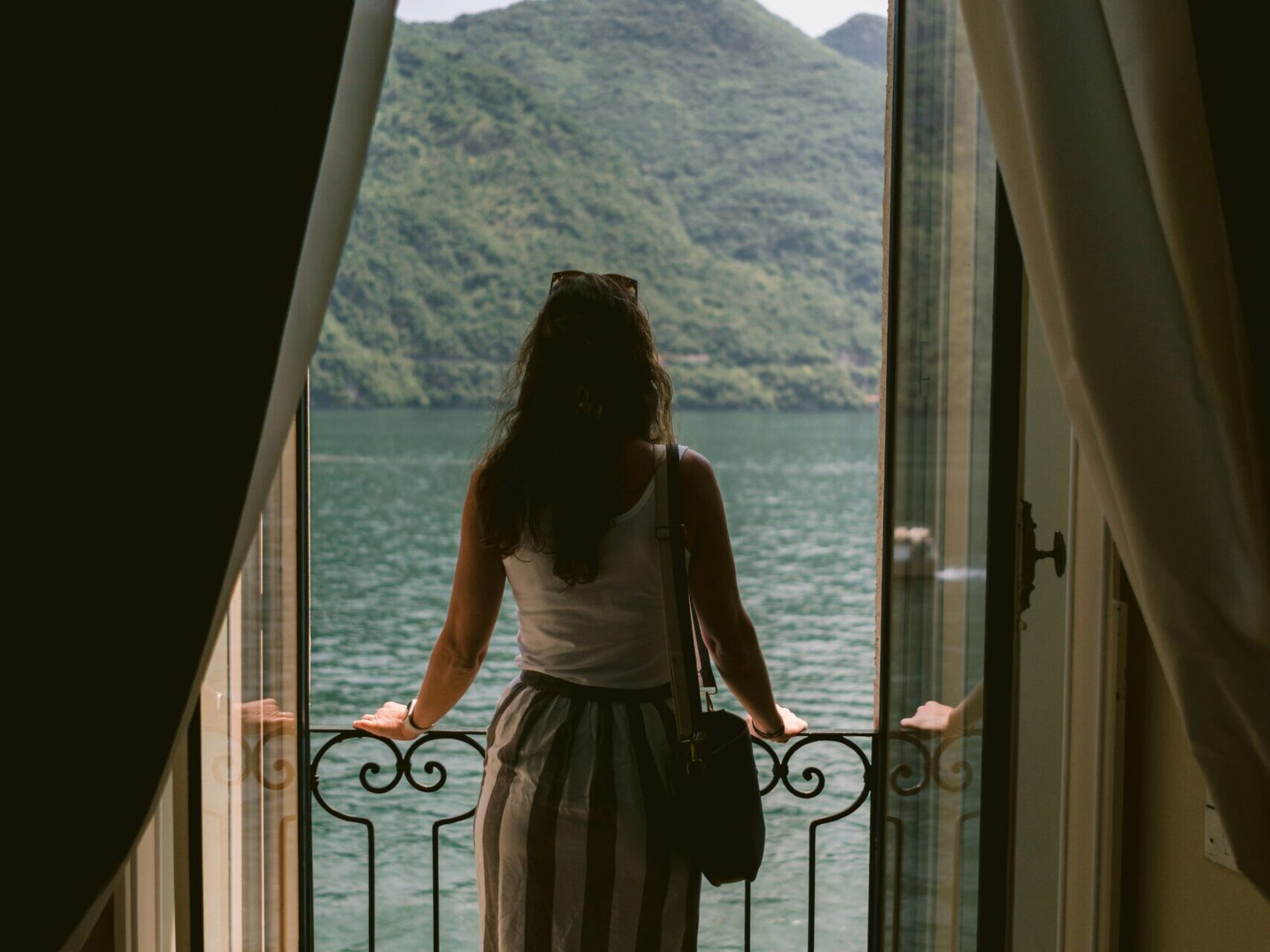 immagine che raffigura una persona affacciata sul lago di como