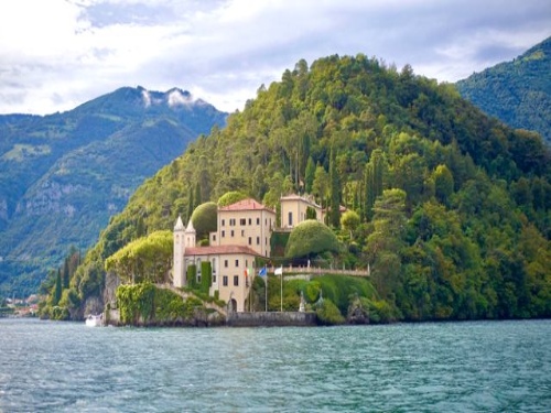 Vista di Villa del Balbianello sul Lago di Como
