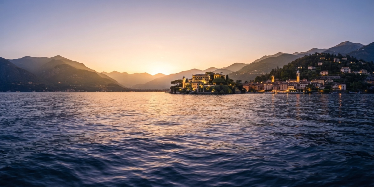 Lago di Como al tramonto, golden hour su montagne e ville illuminate